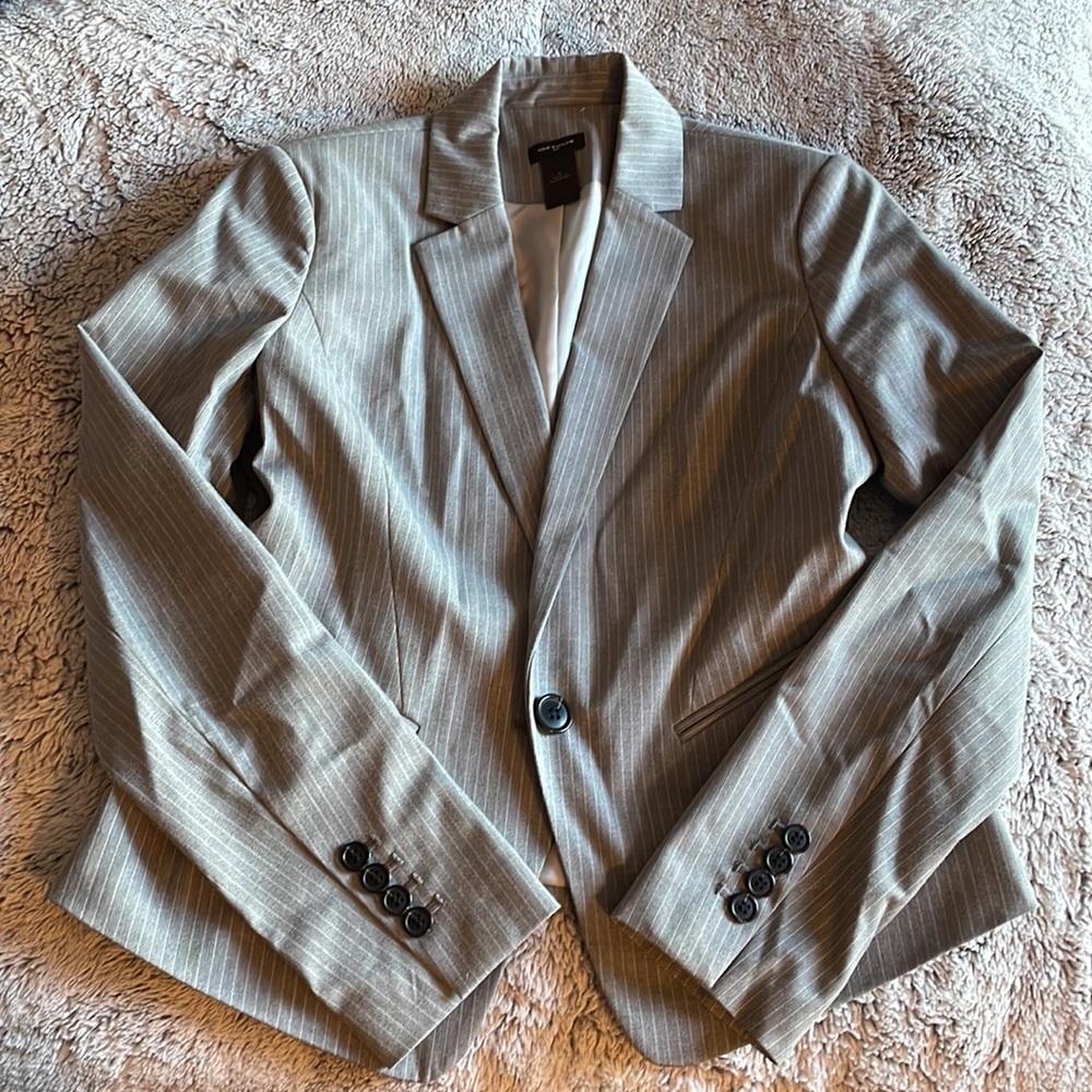 Women’s three-piece gray pinstripe Ann Taylor suit - Picture 5 of 5